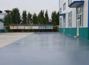 石嘴山彩色路面喷涂翻新的材料对冬季